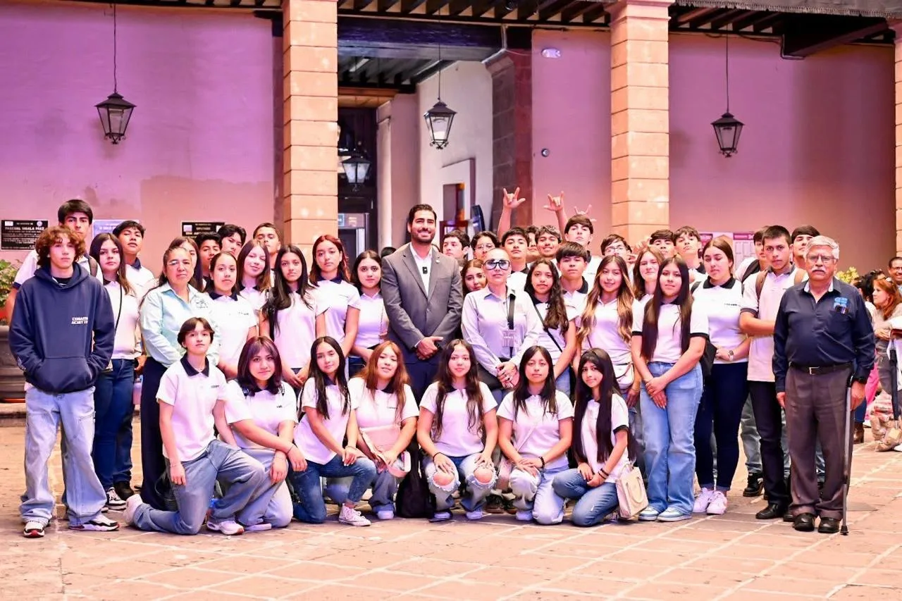Poncho Chávez recibe a estudiantes del COBAEM Acuitzio en el Congreso